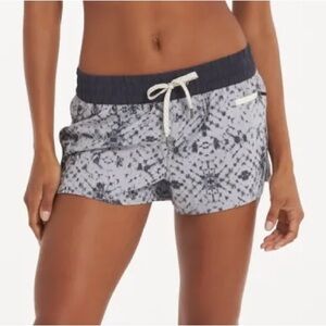 NWT Vuori Clementine 2.0 Shorts Athletic Grey Shibori Women’s XL Activewear